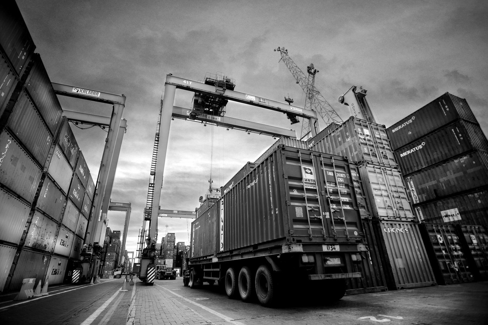Aduanas en Bangladesh — contenedores en la terminal portuaria de Chattogram