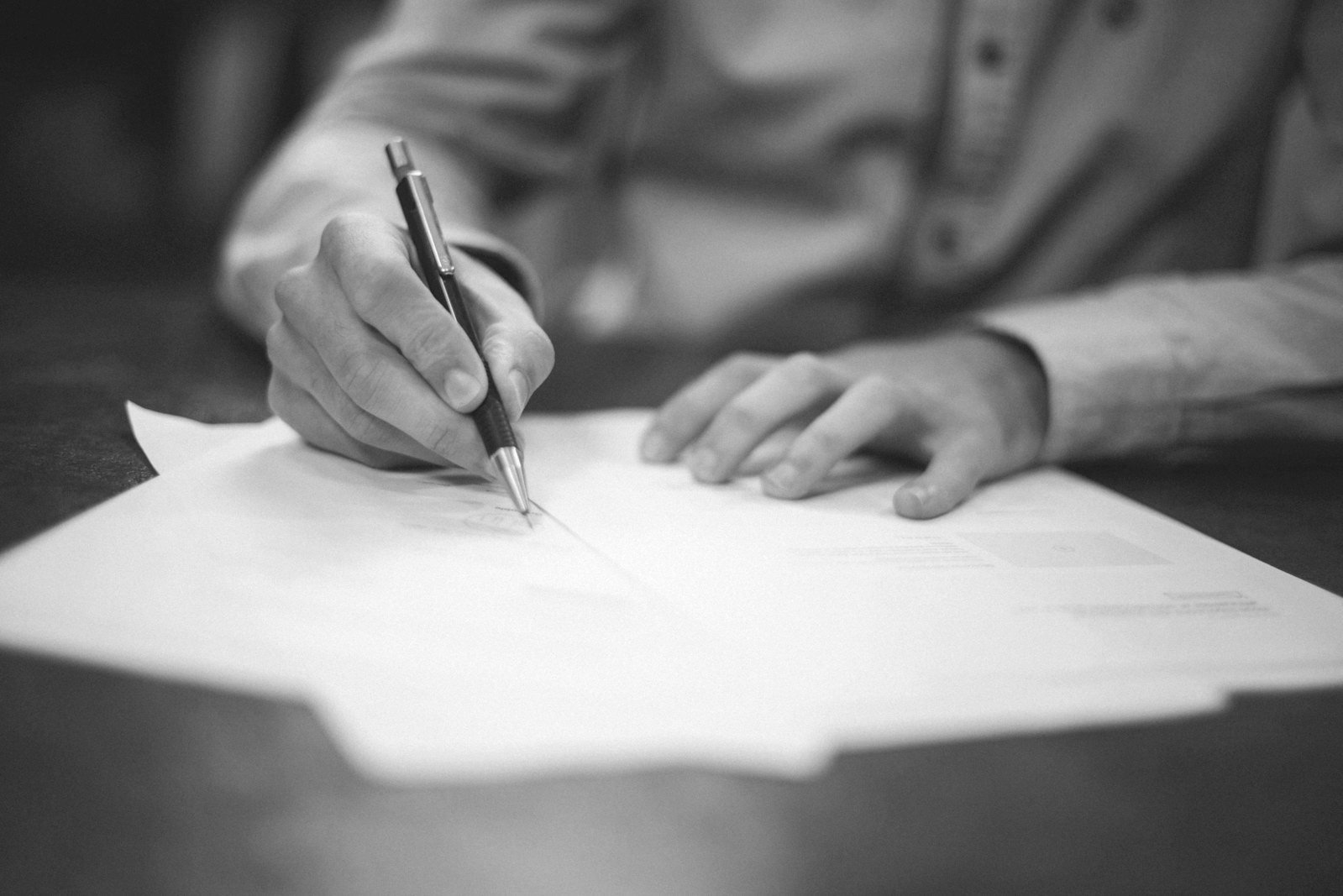 Arbitration vs litigation Bangladesh — signing a contract with a dispute resolution clause