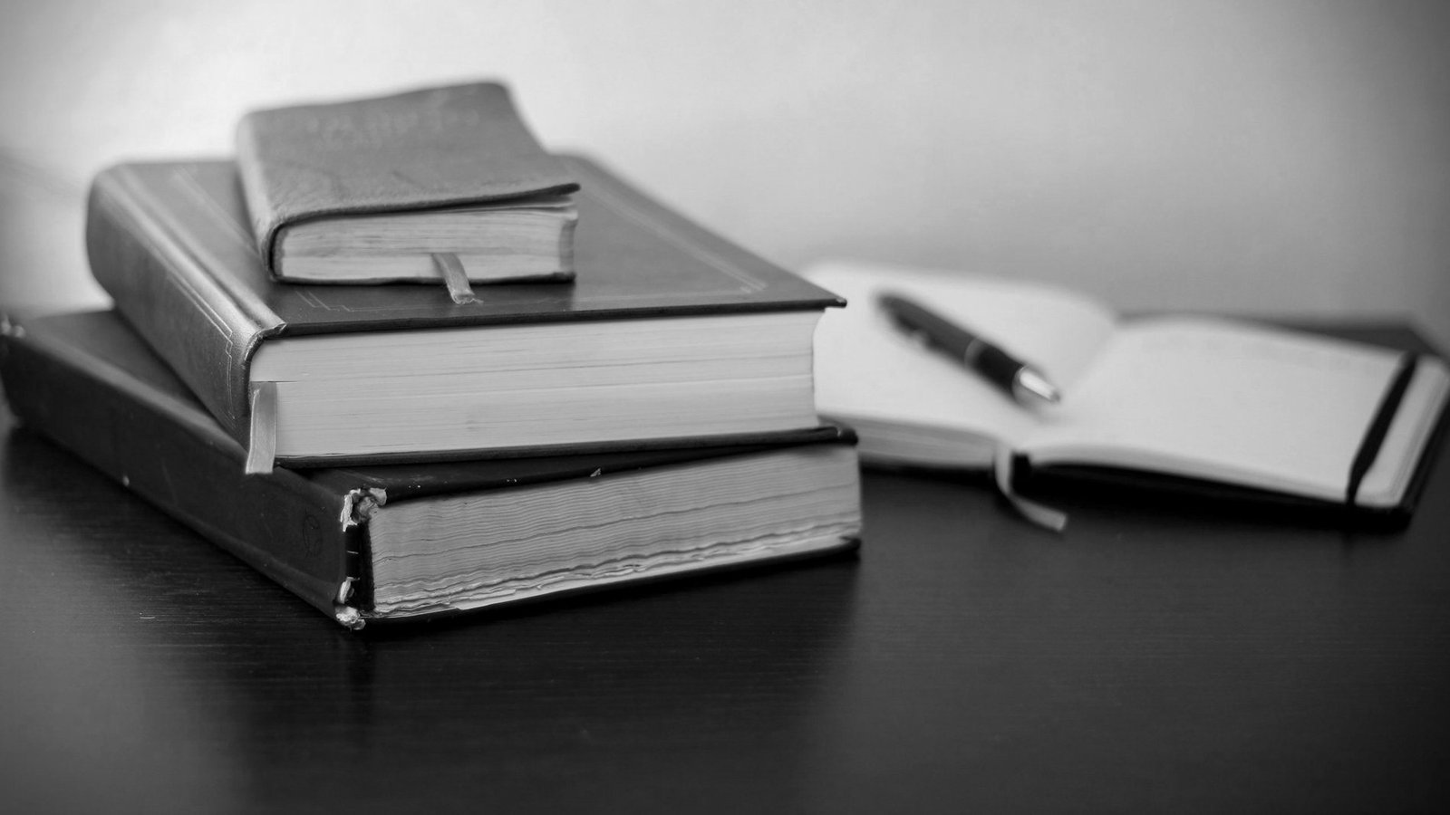 Bufete de abogados en Dhaka — abogados revisando expedientes de arbitraje internacional