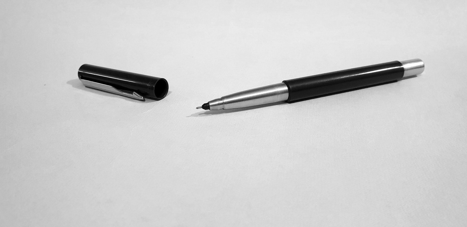 Chèque sans provision au Bangladesh — chèque bancaire et stylo sur un bureau