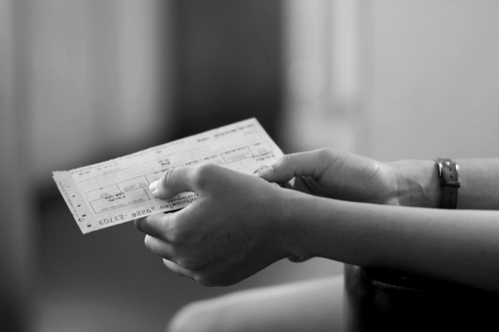 Cheque sin fondos en Bangladesh — un cheque firmado sobre documentos comerciales