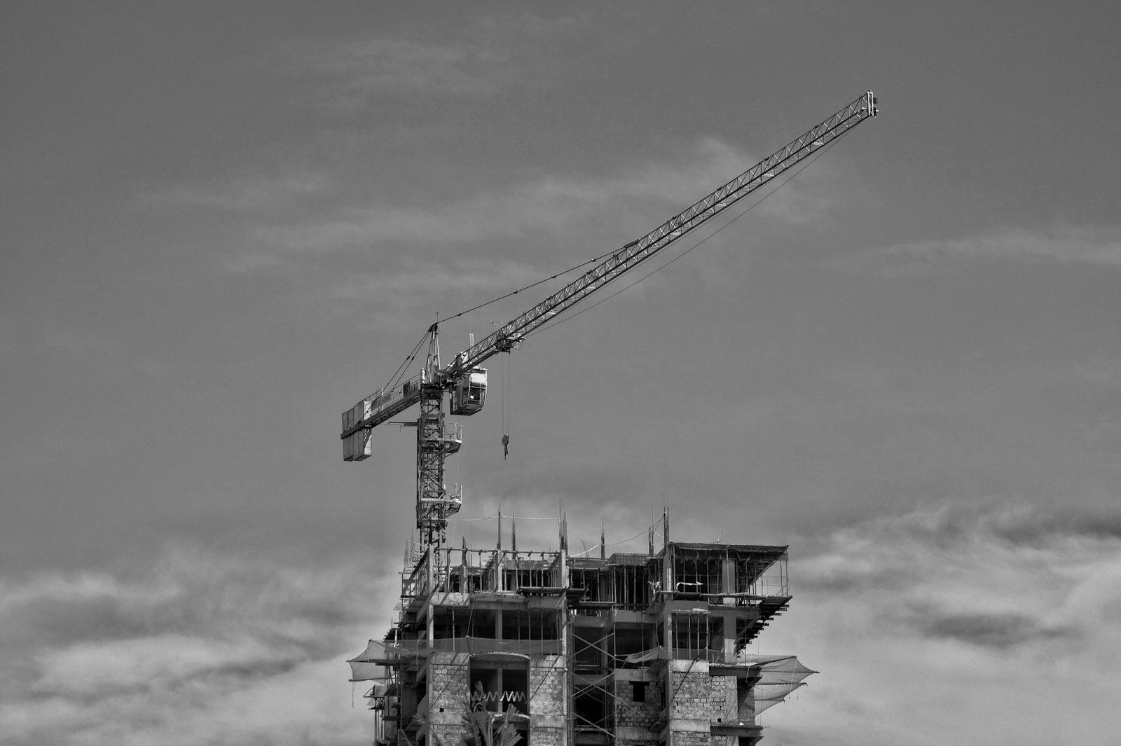 Construction arbitration Bangladesh — engineers and contractors reviewing drawings on a building site