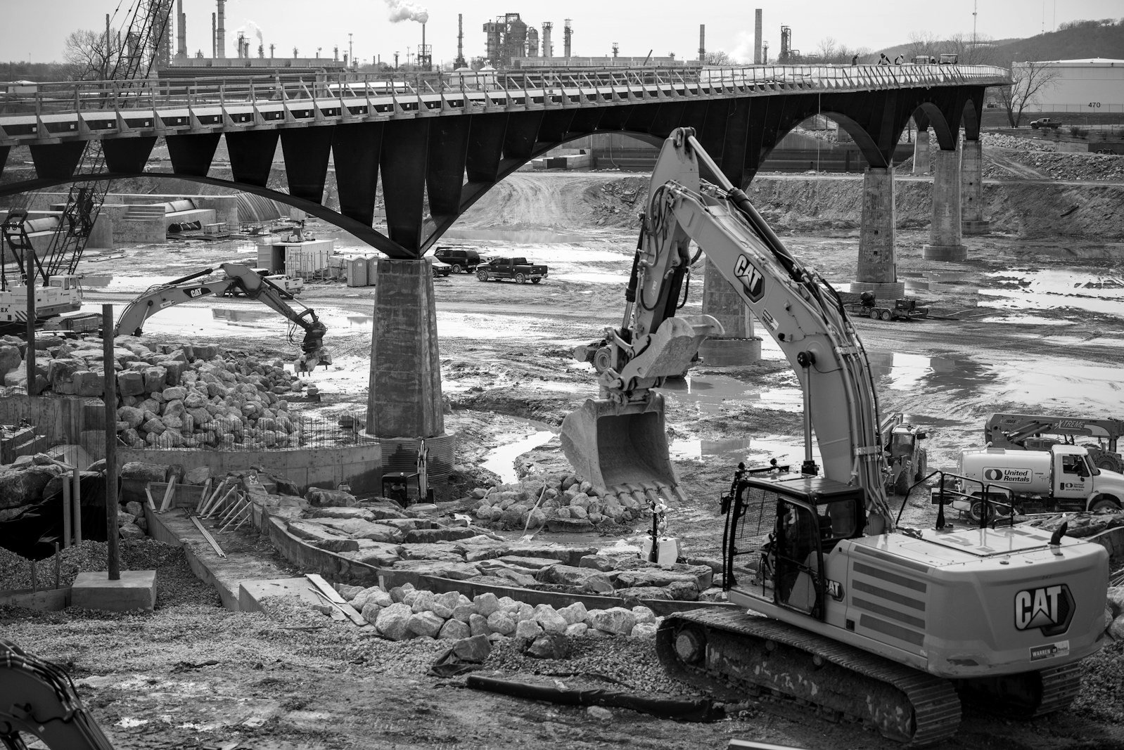 Construction payment claims in Bangladesh — idle plant on a bridge site after work slowed