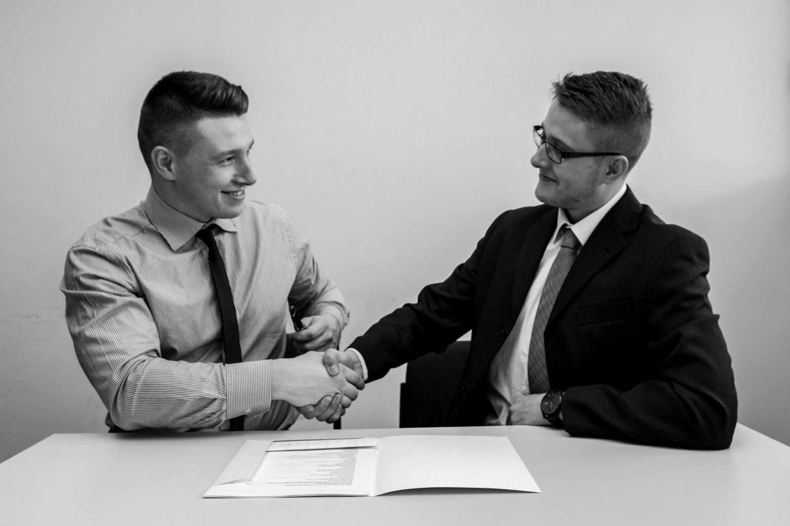 Contract law in Bangladesh — business partners shaking hands after agreeing terms