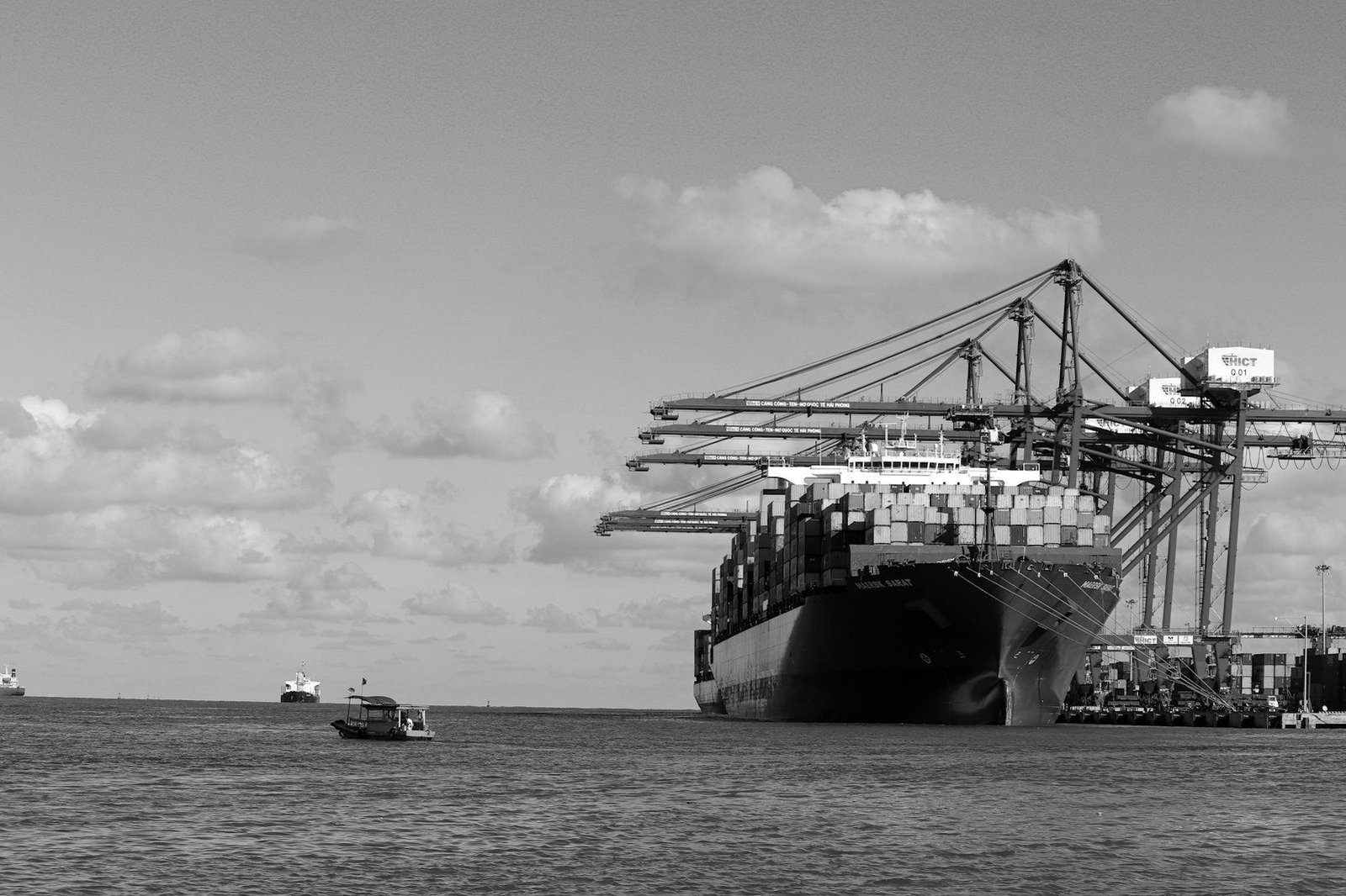Demurrage and detention claim Bangladesh — bulk carrier discharging cargo at anchorage