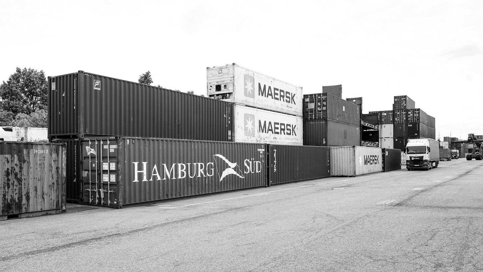 Demurrage and detention claim Bangladesh — cranes and containers at a busy seaport terminal