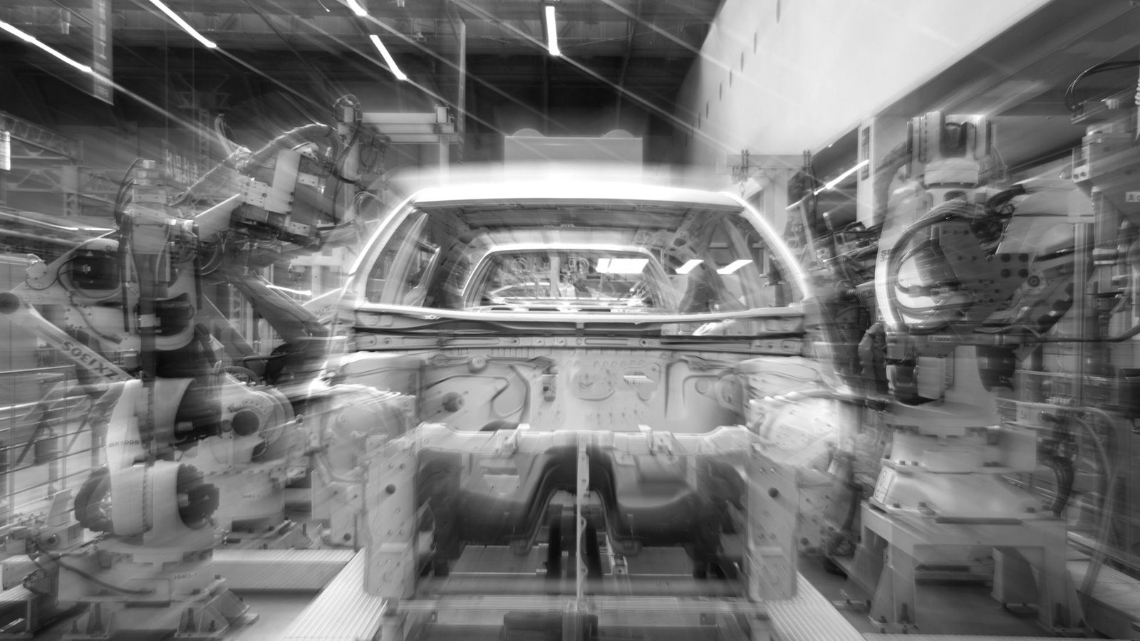 Derecho sectorial Bangladesh — tráfico de automóviles y autobuses en una avenida de Dhaka