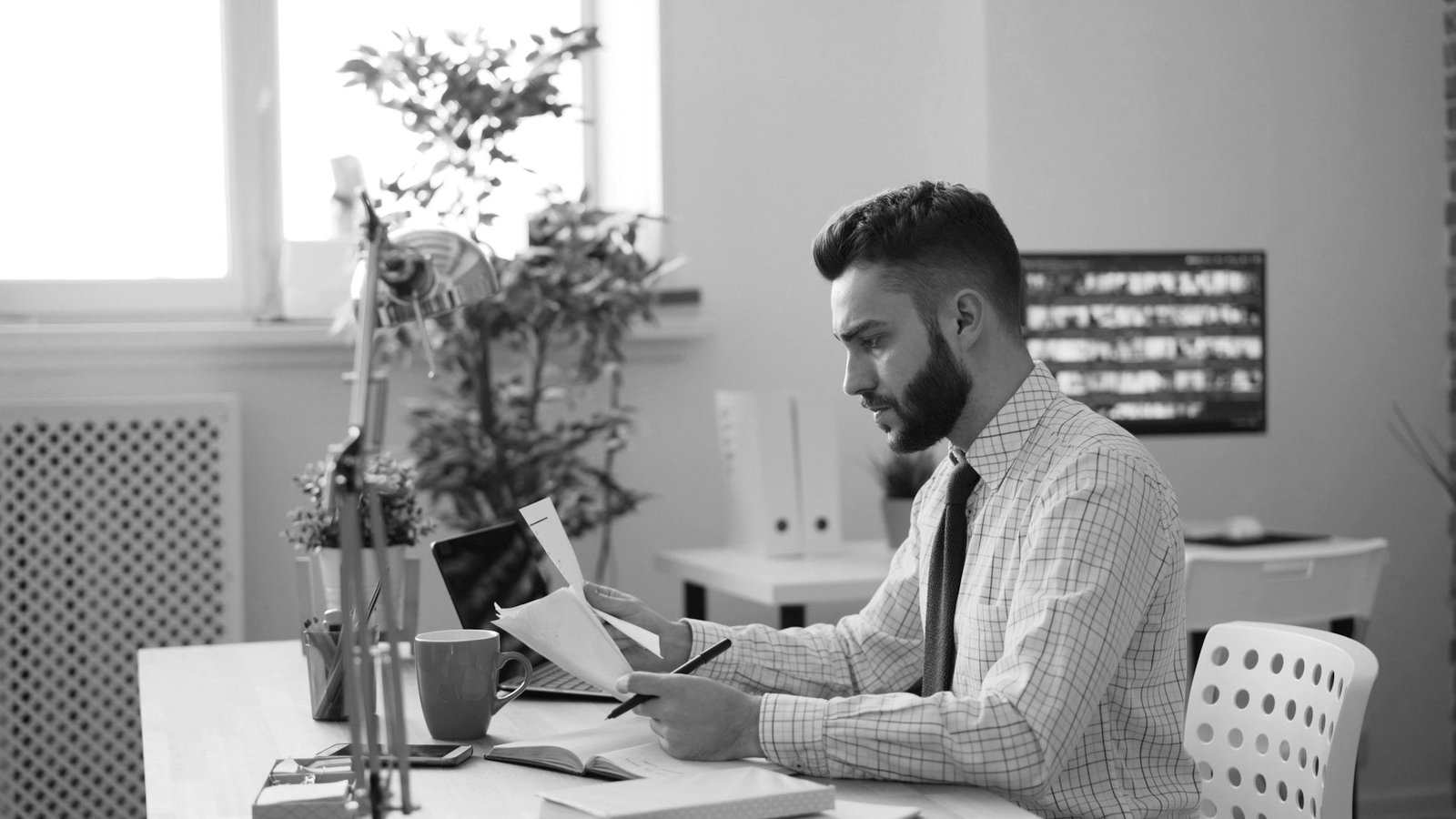 EB-5 investor visa — Bangladeshi investor reviewing a US investment offering with counsel
