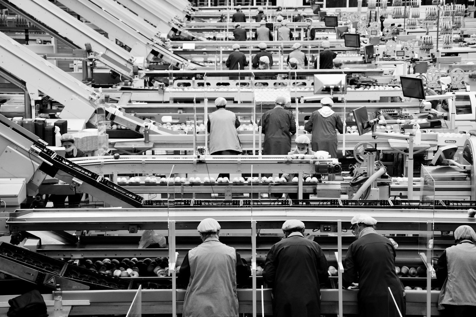 Hiring and firing laws Bangladesh — employee packing a desk after a final settlement