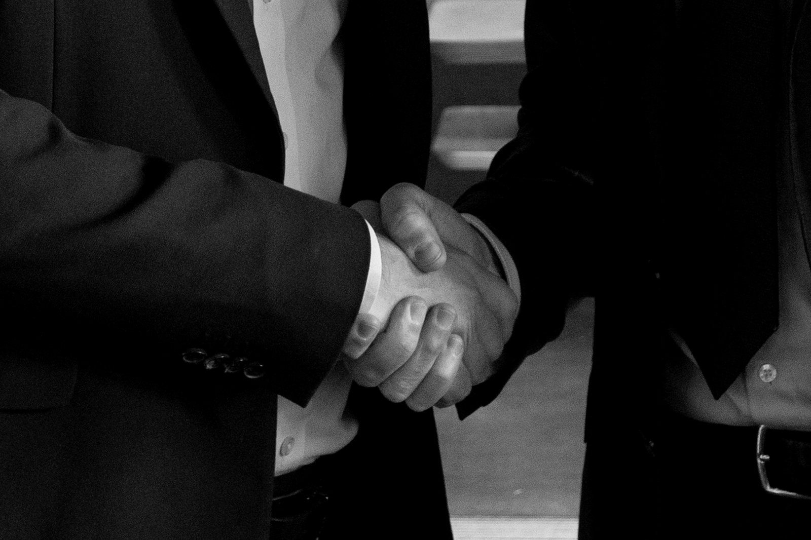 How to resolve disputes in Bangladesh — parties in a mediation session before filing a case