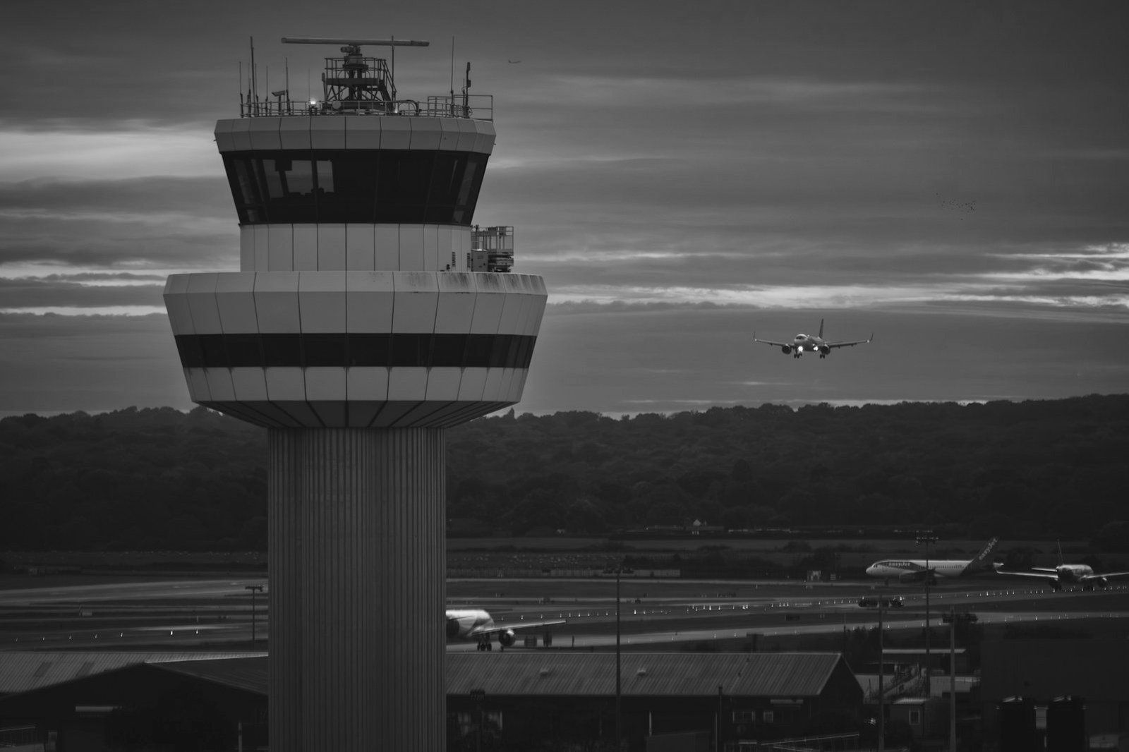 শিল্প খাতের আইন — বিমানবন্দরের রানওয়েতে যাত্রীবাহী উড়োজাহাজ