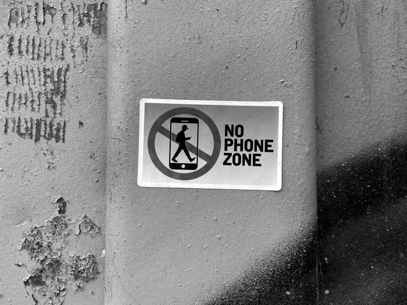 Internet shutdown writ in Bangladesh — mobile phone showing no network signal