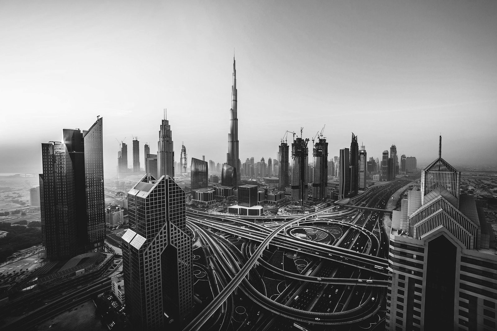 مكتب محاماة في دكا — حاويات وسفن في ميناء شيتاغونغ