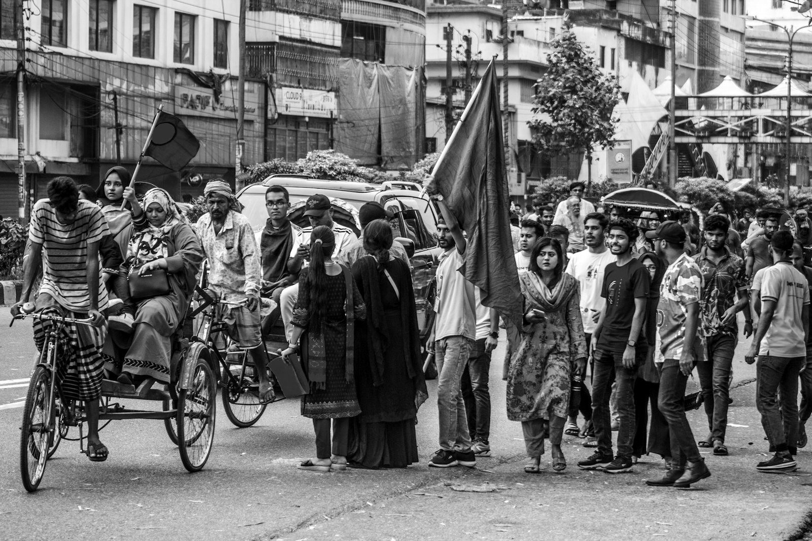 Loi Invest Bangladesh — dirigeants examinant un projet d'investissement à Dhaka