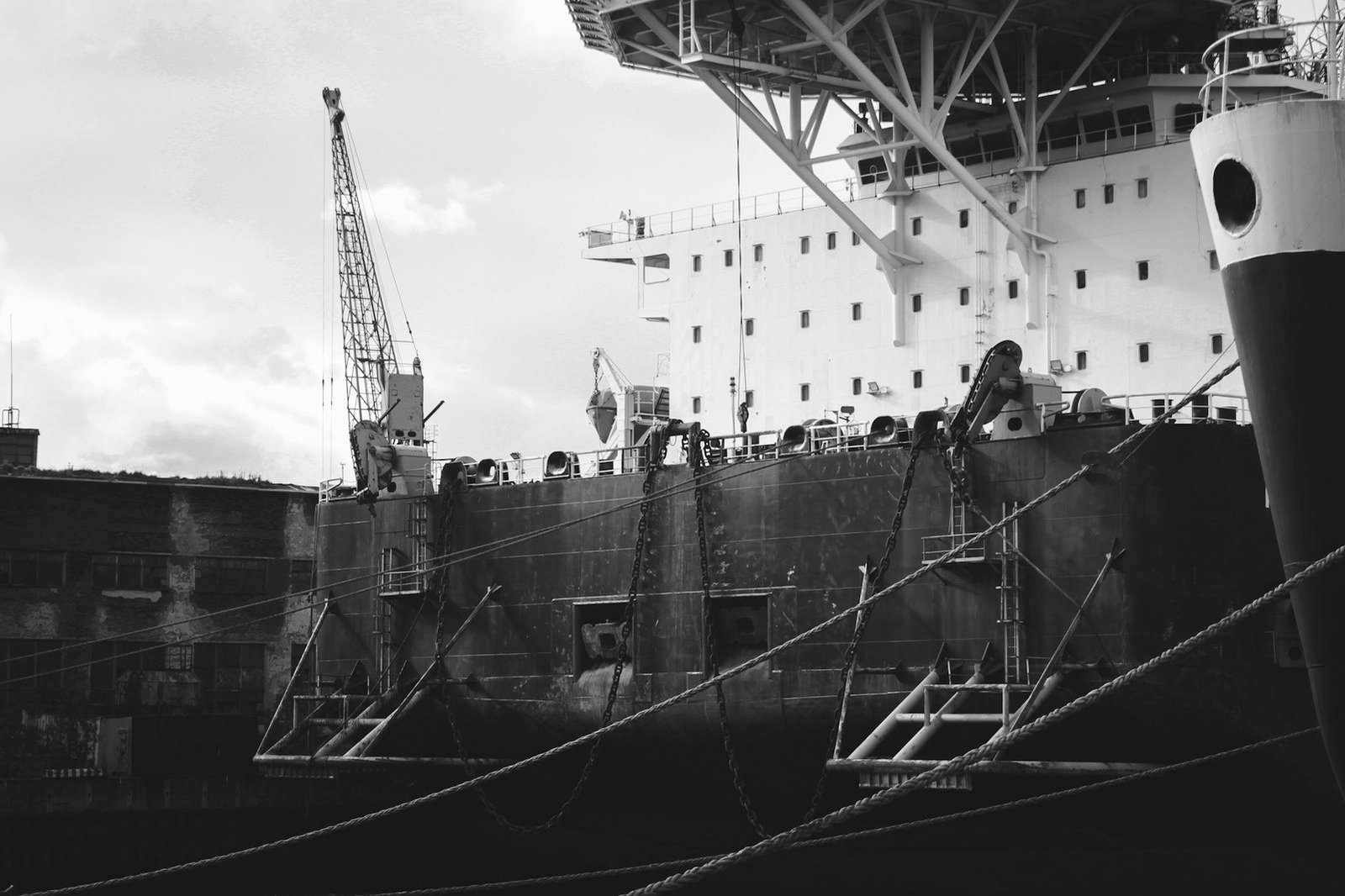 Marine insurance claim Bangladesh — surveyor inspecting a ship's hull for damage