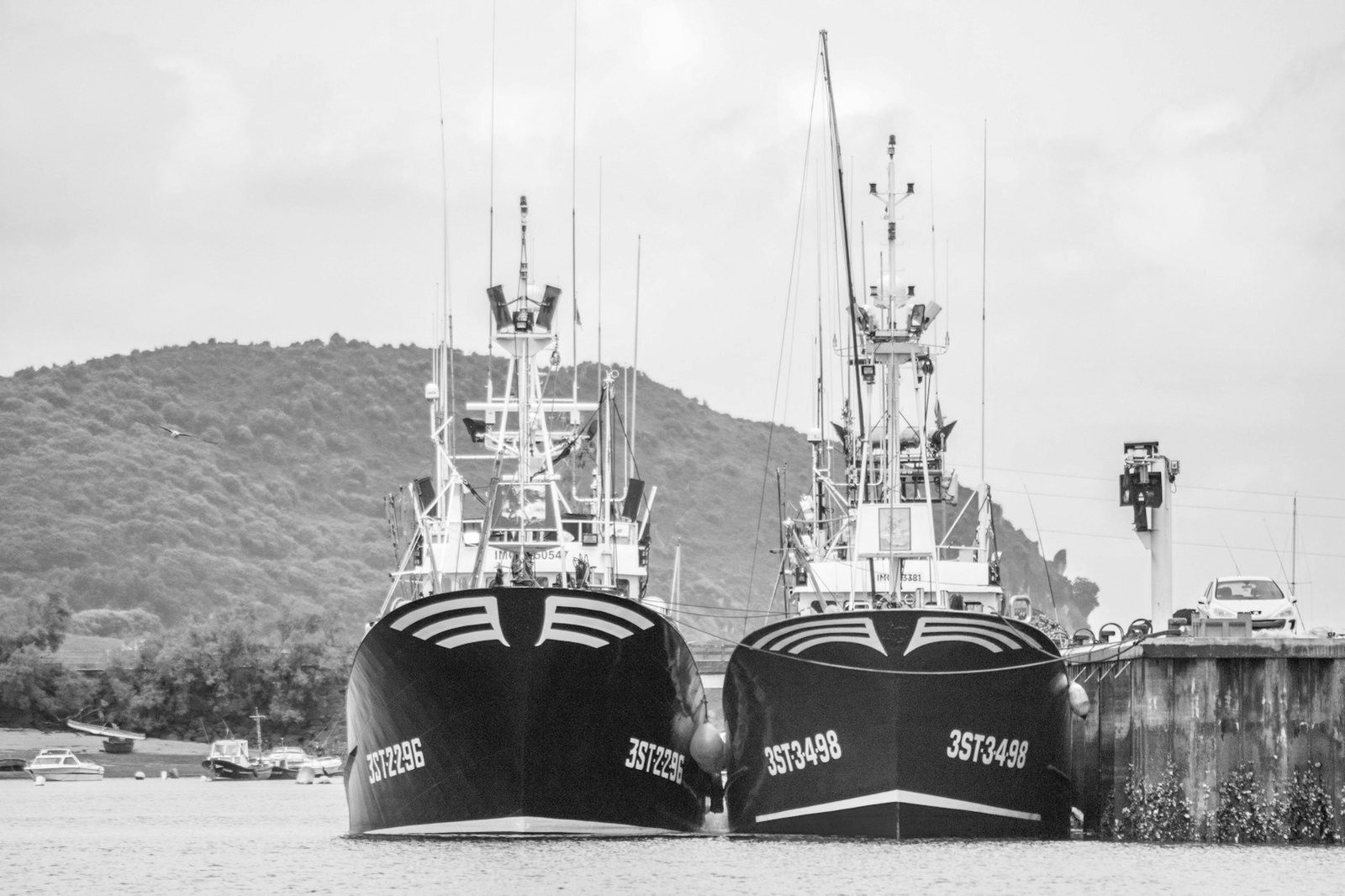 Marine insurance claim Bangladesh — vessels manoeuvring in a crowded anchorage
