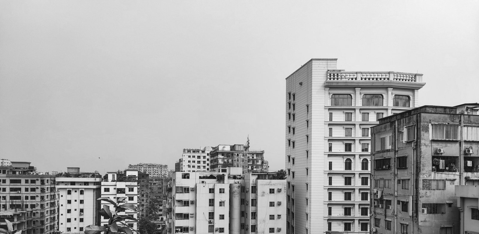 संपत्ति कानून के विवाद — ढाका में दीवानी अदालत और वकीलों की रणनीति बैठक
