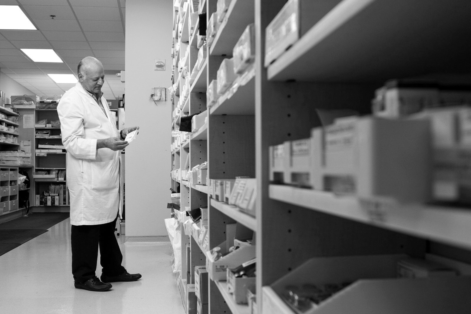 Telemedicine law in Bangladesh — medicines and a prescription illustrating e-prescription and drug licensing rules