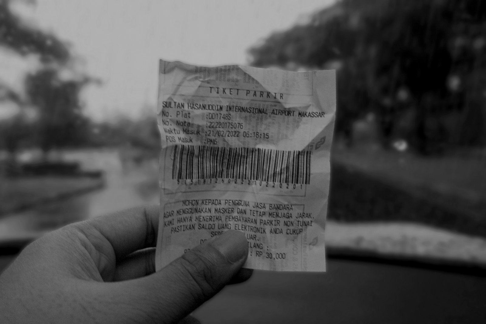 Tenant rights Bangladesh — landlord handing a tenant a signed rent receipt